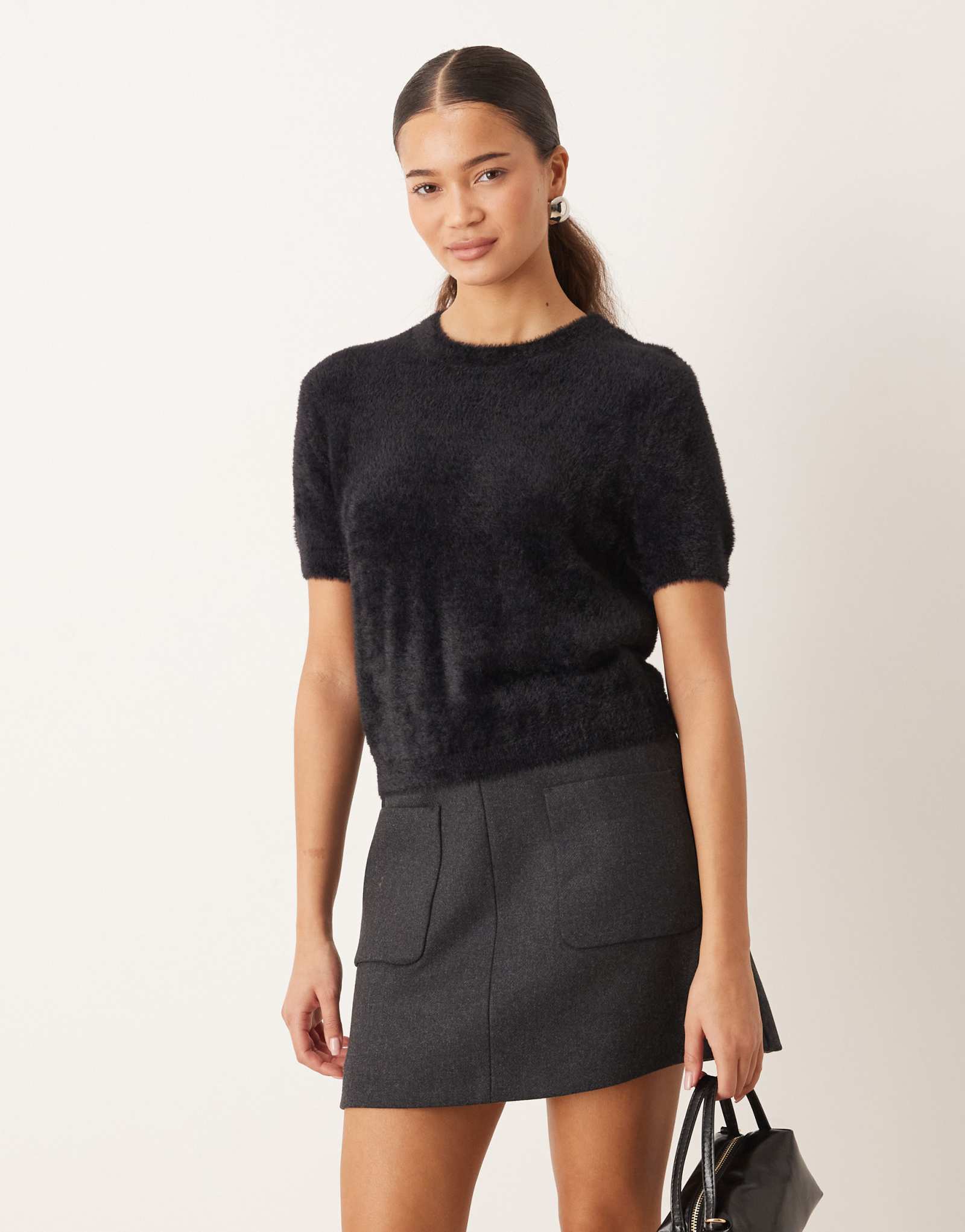 Пушистый вязаный топ с коротким рукавом Mango черного цвета