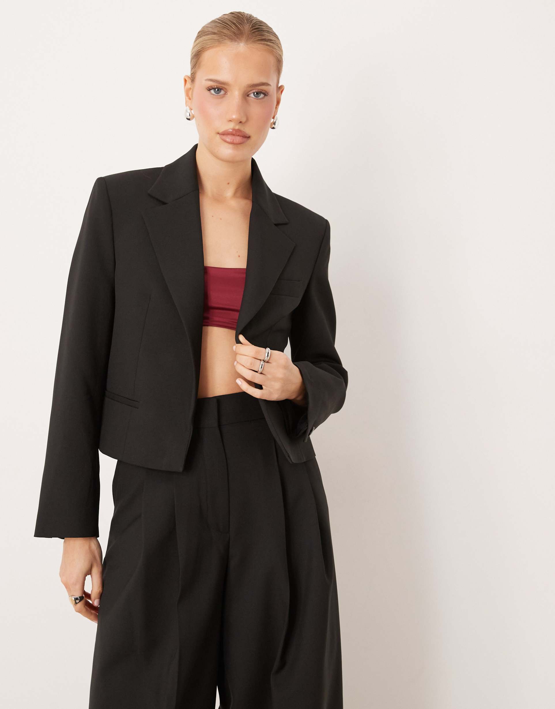 mango garbo cropped blazer in black - part of a set
