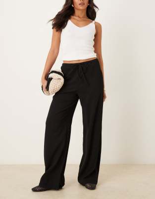 Mango - Gerade geschnittene Hose in Schwarz mit Bindegürtel