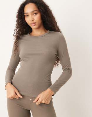 Mango - Geripptes, langärmliges Pyjama-Oberteil aus Strick in Pilzbraun mit Rundhalsausschnitt-Brown