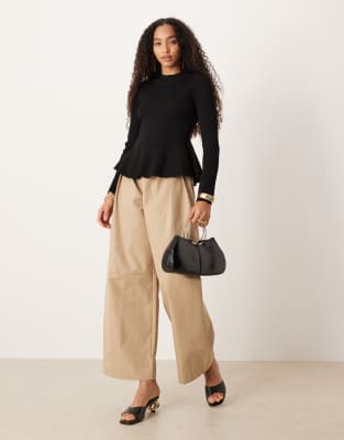 Mango - Geripptes Strickoberteil in Schwarz mit Schößchensaum