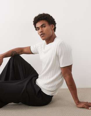 Geripptes T-Shirt in Wollweiß mit Kontrasteinfassung Weiß 2XL