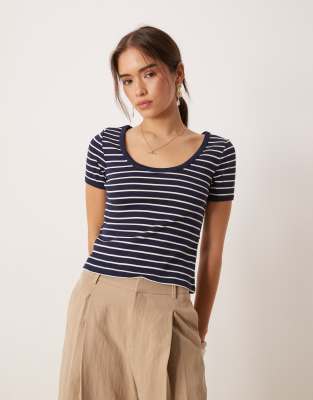Mango - Gestreiftes, knapp geschnittenes Cropped-T-Shirt aus Baumwolle in Marineblau mit Rundhalsausschnitt