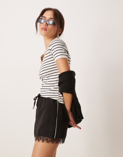 Mango – Gestreiftes, knapp geschnittenes Cropped-T-Shirt in Weiß mit Rundhalsausschnitt - view 1