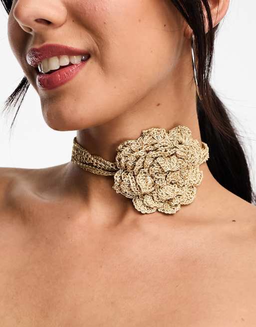 Mango - Gestrikte choker met 3D-bloemdetail in lichtbeige