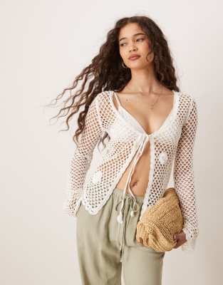 Mango - Gilet à manches longues en maille de coton crochetée avec liens noués à l'avant et détail bouton de rose - Blanc