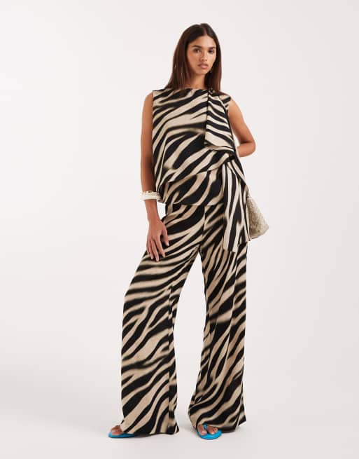 Mango - Glaciar - Coordinato con blusa a maniche corte con foulard e pantaloni in chiffon con stampa zebrata