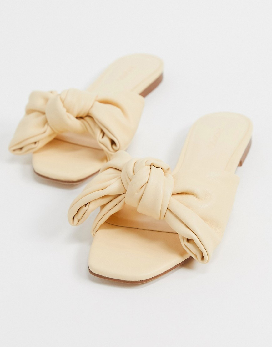 Mango – Gula platta sandaler med rosett