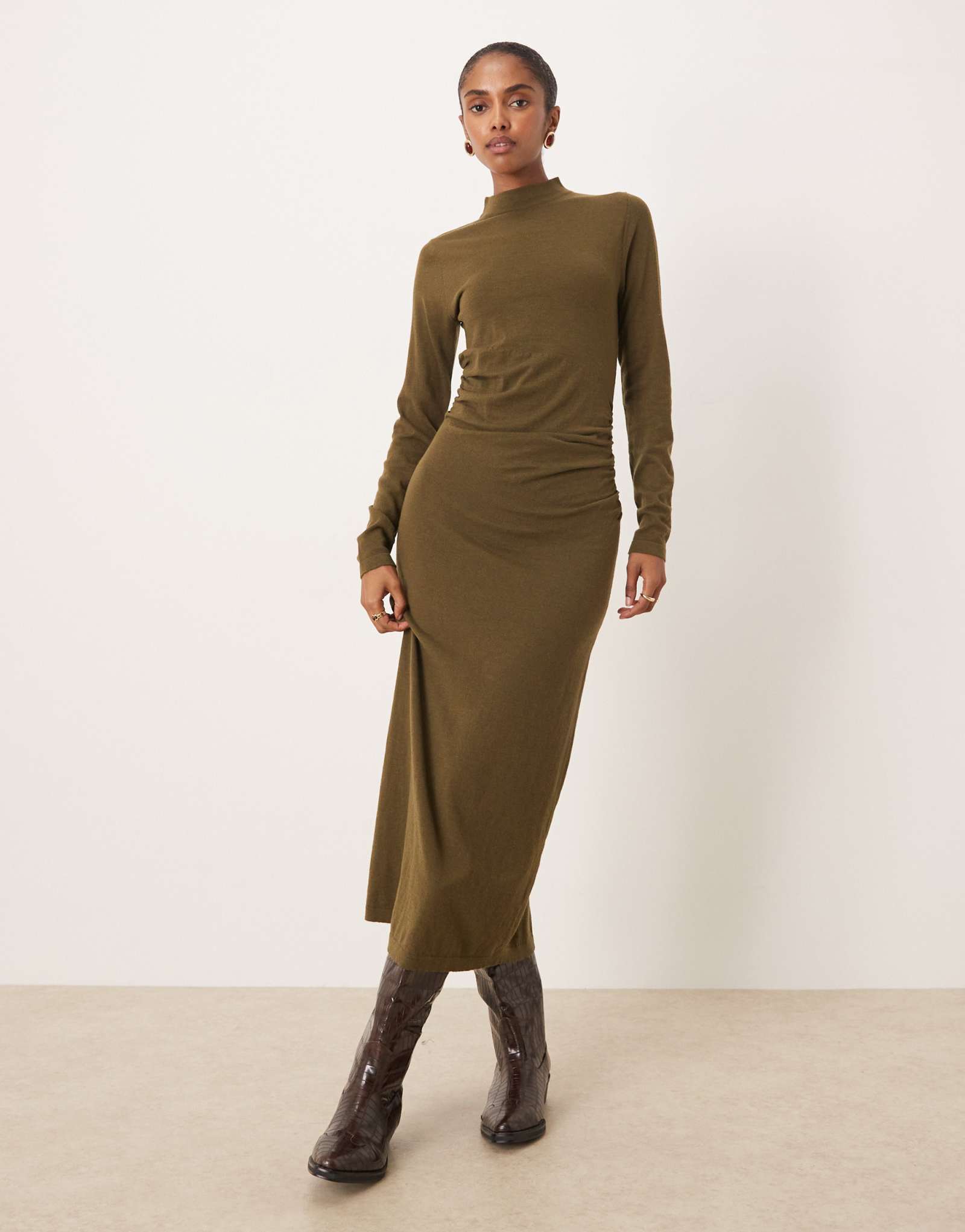 Макси-платье Mango с высоким вырезом и рюшами на талии цвета хаки