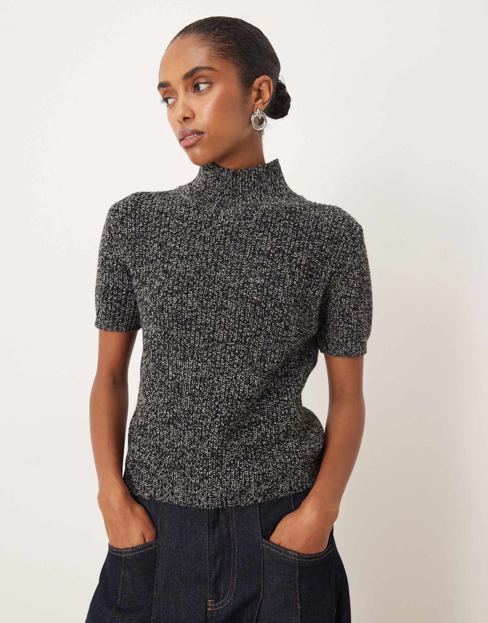 Черно-белый вязаный топ Mango с высоким воротом и коротким рукавом