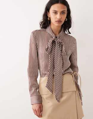 Mango - Hochgeschlossene Hemdbluse in gestreiftem Braun mit Bindedetail-Brown