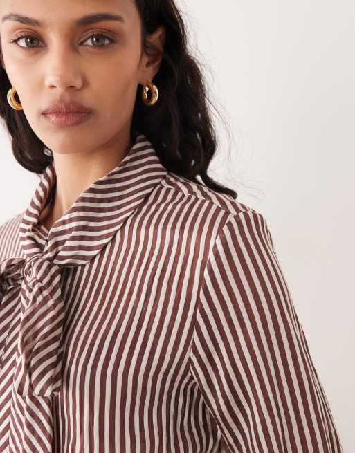 Mango – Hochgeschlossene Hemdbluse in gestreiftem Braun mit Bindedetail, 3 von 4