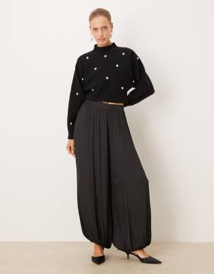 Mango - Hochgeschlossener Cropped-Pullover in Schwarz mit Metallverzierung