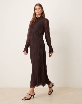 Mango - Hochgeschlossenes, gestuftes Maxikleid aus Chiffon in Schokobraun mit langen Ärmeln-Brown