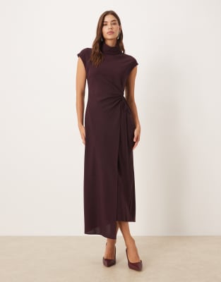 Mango - Hochgeschlossenes Maxikleid in Beerenrot mit Flügelärmeln und Bindedetail