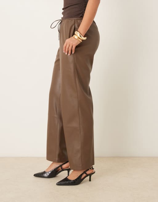 Mango – Hose aus Kunstleder in Braun mit Kordelzugbund, 2 von 5