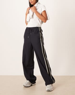 Mango - Hose in Marineblau mit geradem Schnitt, Taillenband und seitlichem Streifen