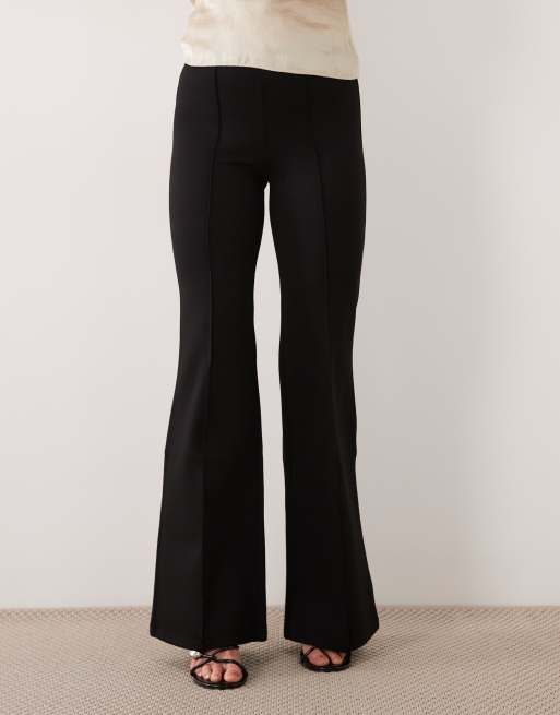 Mango Hose mit Falten vorne und ausgestelltem Bein in Schwarz, 2 von 5