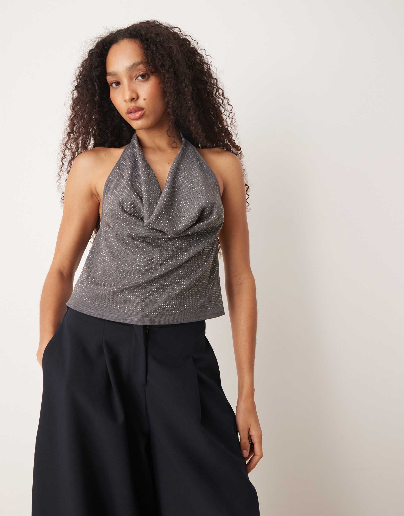 Серый топ с драпировкой на бретельках Mango с фиксацией по линии талии серого цвета