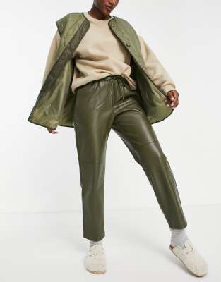 Mango - Imitatieleren broek met rechte pijpen in kaki | ASOS