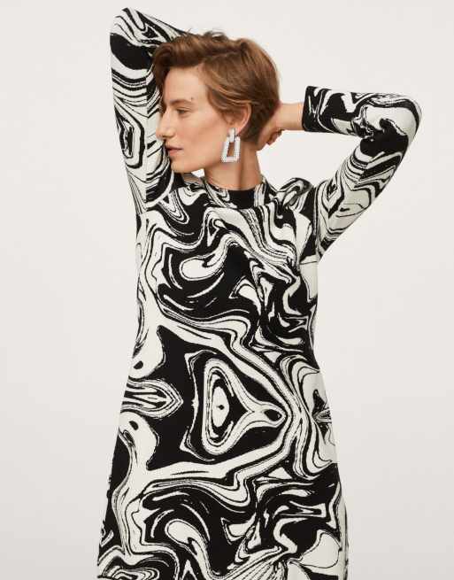 Mango - Jaren 60-stijl mini-jurk met lange mouwen en zwart-witte wervelprint