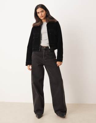 Mango - Jeansjacke in Schwarz mit Kragen aus Kunstpelz