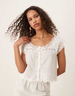 Mango - Katoenen blouse met gestrikte voorkant en kanten detail in crème - view 1