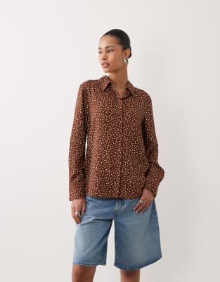 Mango - Klassische Hemdbluse in Braun mit cremeweißen Polka Dots-Brown