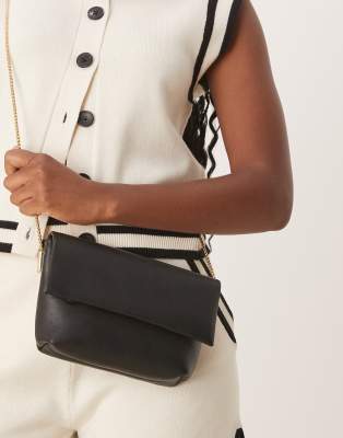 Mango - Klassische Umhängetasche in Schwarz mit goldfarbener Kette