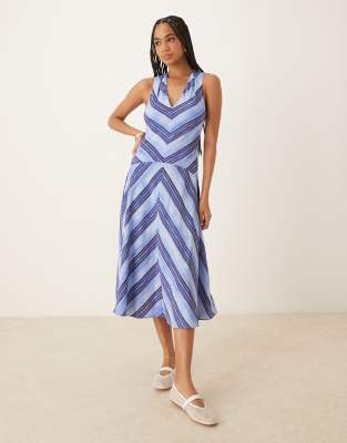 Mango - Kleid in Blau gestreift mit V-Ausschnitt und tief angesetzter Taille
