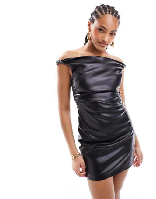 Mango – Kleid in schwarzer Lederoptik mit Carmen-Ausschnitt und verdrehten Trägern