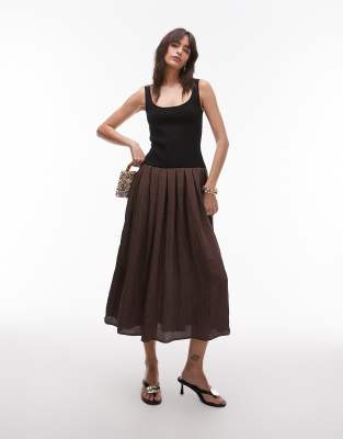 Mango - Kleid mit tief angesetzter Taille und dunkelbraunem Faltenrock