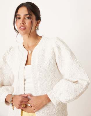 Mango - Kragenlose Baumwoll-Jacke in Weiß mit Stickerei und Puffärmeln