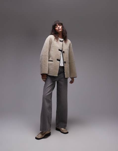 Mango – Kragenlose Kunstfell-Jacke in Ecru mit Kontrastdetail - view 1
