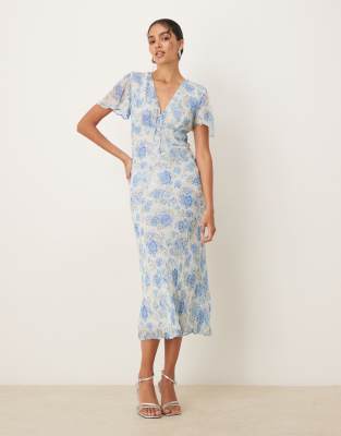 Mango - Kurzärmeliges Midaxikleid mit Blumenprint in Pastellblau, V-Ausschnitt und Schnürungsdetail