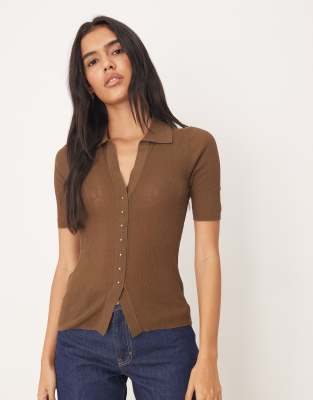Mango - Kurzärmliges Strickoberteil in Braun mit Polokragen und V-Ausschnitt-Brown