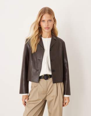 Mango - Kurze Jacke aus Kunstleder in Braun-Brown