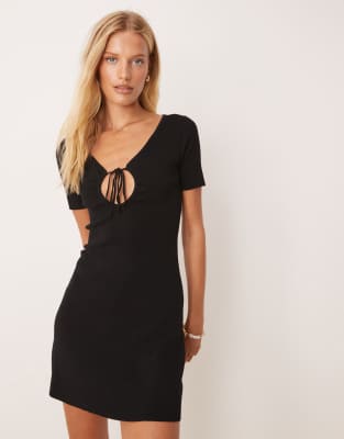 Mango - Kurzes Freizeitkleid aus Kompaktstrick in Schwarz mit Bindedetail