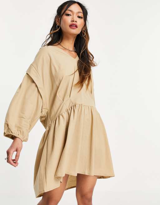 Mango – Kurzes Hängerkleid in Camel mit V-Ausschnitt