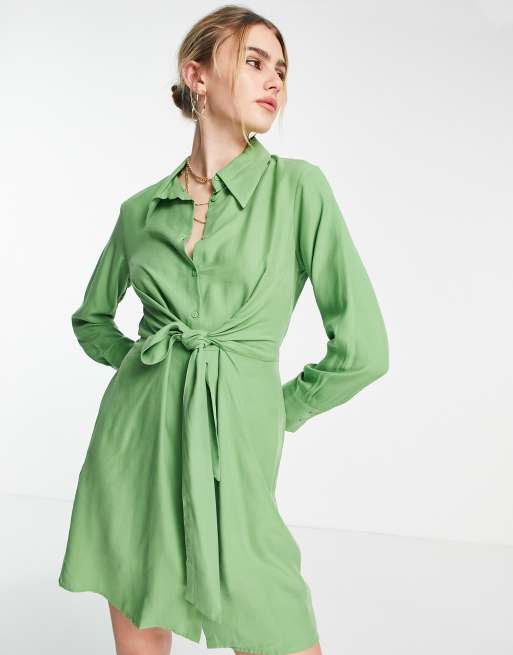 Mango – Kurzes Hemdkleid in Zartgrün mit Bindebändern vorne