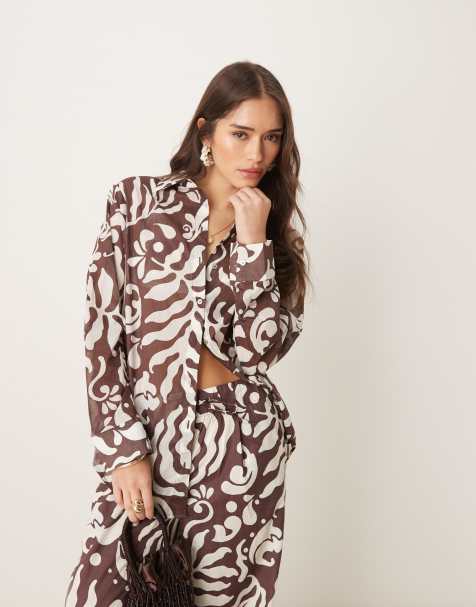 Mango – Langärmlige Hemdbluse in Braun mit abstraktem botanischem Muster, Kombiteil - view 1