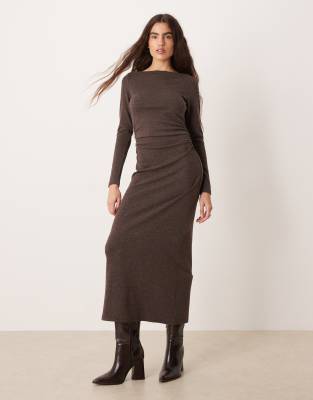 Mango - Langärmliges Maxikleid in Braun mit geraffter Taille und U-Boot-Ausschnitt-Brown