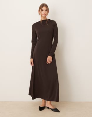 Mango - Langärmliges Maxikleid in Braun mit U-Boot-Ausschnitt-Brown