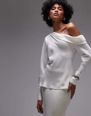 Mango - Langärmliges Satin-Oberteil in Weiß mit One-Shoulder-Design