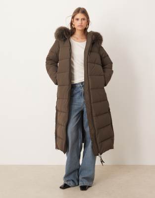 Mango - Lange, wattierte Steppjacke in Braun mit Kapuze mit Kunstpelzbesatz-Brown