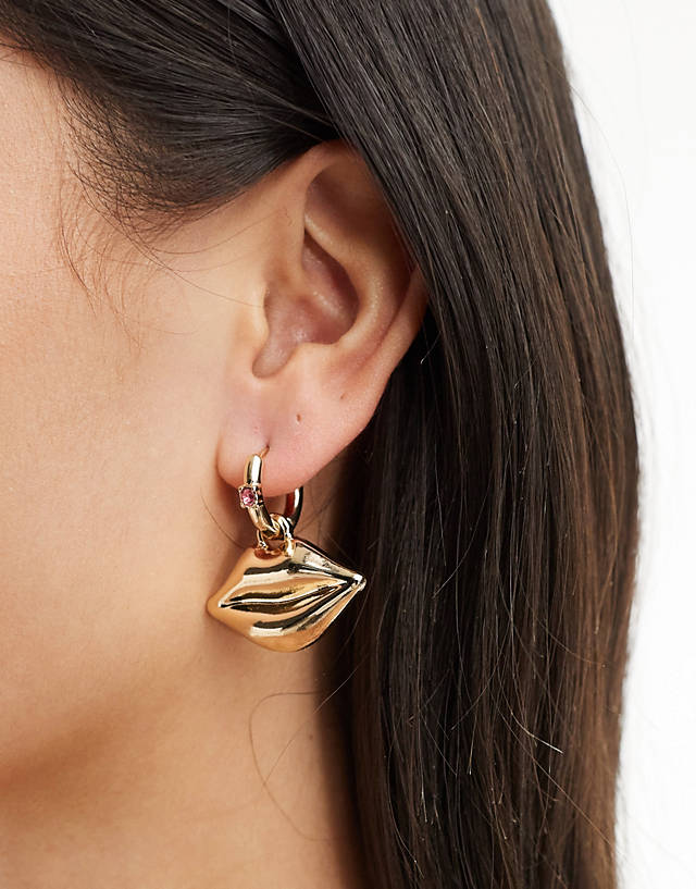Mango - lip shape earrings in gold