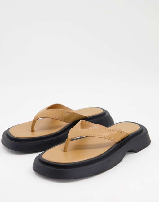 Mango – Ljusbruna flip flops i läder med kontrasterande, grov sula