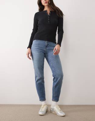 Mango - Locker geschnittene Mom-Jeans in Hellblau