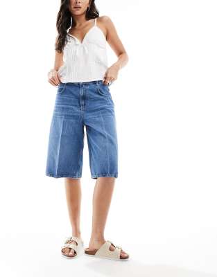 Mango - Longline-Bermudashorts mit langem Schnitt in Hellblau