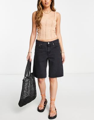 Mango - Longline-Denim-Bermudashorts in Schwarz mit unversäubertem Saum